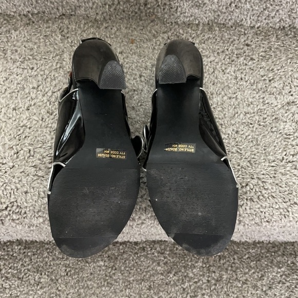 Black Sandals trimmed in Silver - Picture 4 of 6